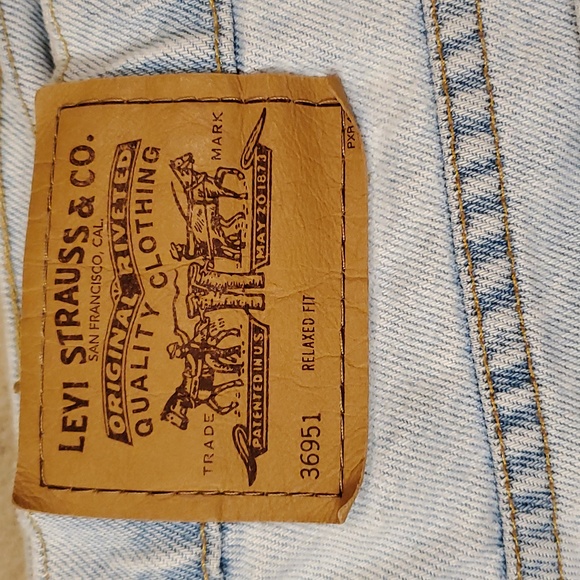 Women's vintage levi's shorts - Picture 3 of 13
